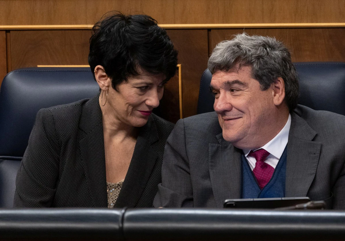 Elma Saiz, ministra de Seguridad Social, junto a José Luis Escrivá, exministro de Seguridad Social y hoy gobernador del Banco de España, en el Congreso de los Diputados