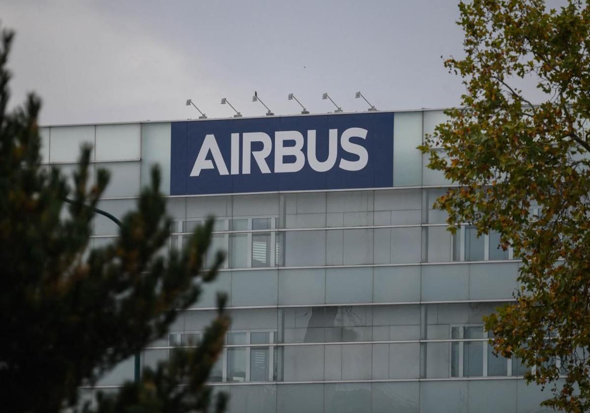 El logotipo de Airbus en el campus de la compañía en Blagnac, en las afueras de Toulouse