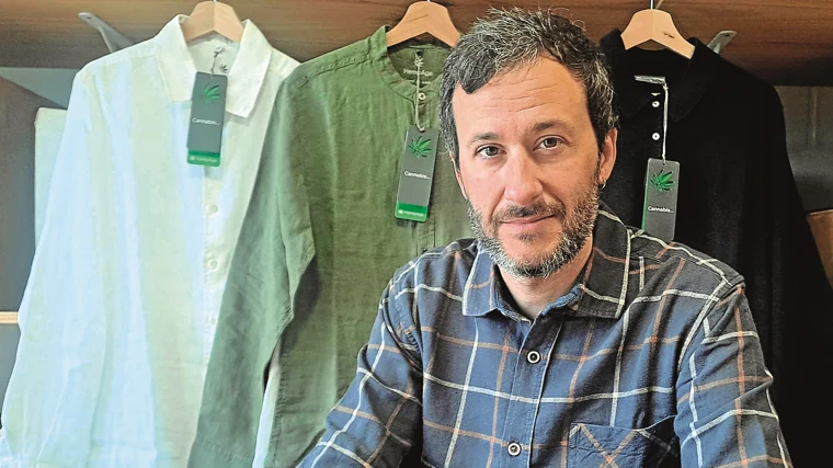 José Antonio Villa Díaz, one of the co-founders of Kleito, a company that distributes creations made with hemp.