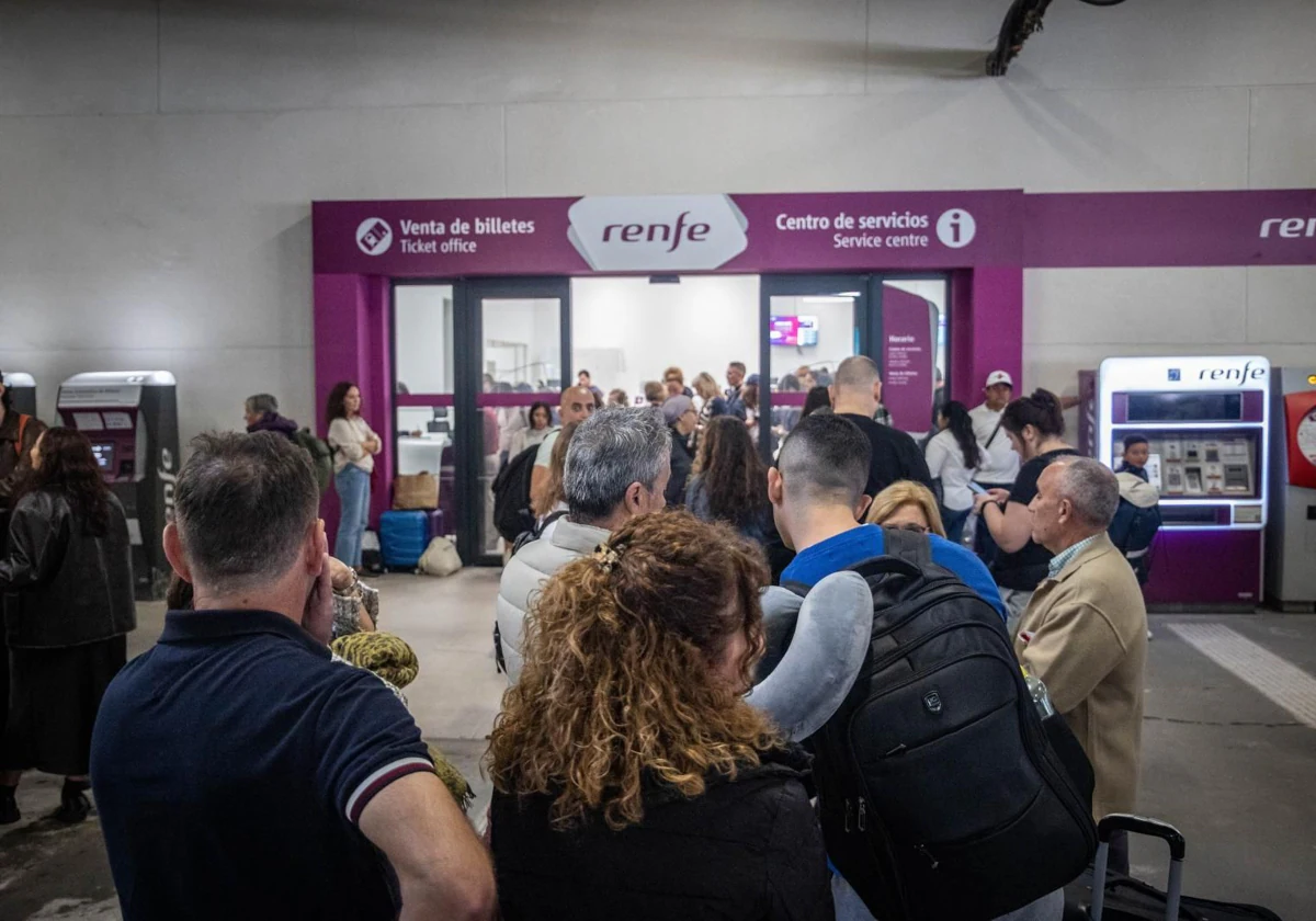 Colas de afectados por retrasos en Renfe en Chamartín