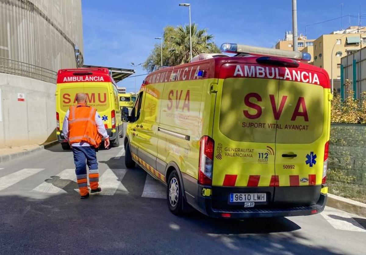 Ambulancias en urgencias del hospital General Dr. Balmis de Alicante