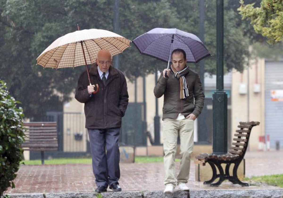 Dos personas pasean en una calle de Valencia