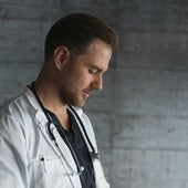 Cuánto dinero gana un médico de cabecera en España: salario por comunidad autónoma y complementos