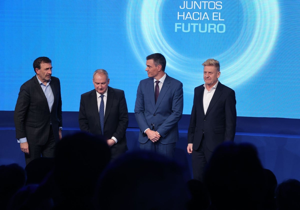 El presidente del gobierno Pedro Sánchez en la clausura de la IV edición del Foro de ANFAC, junto al ministro de Industria, Jordi Hereu (a su derecha). El presidente de ANFAC, Wayne Griffith (a su izquierda), y el director general de la compañía, José López, a la derecha de Hereu