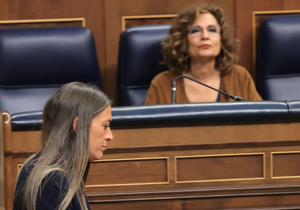 Miriam Nogueras (izq.), portavoz en el Congreso de Junts, y María Jesús Montero, vicepresidenta y ministra de Hacienda