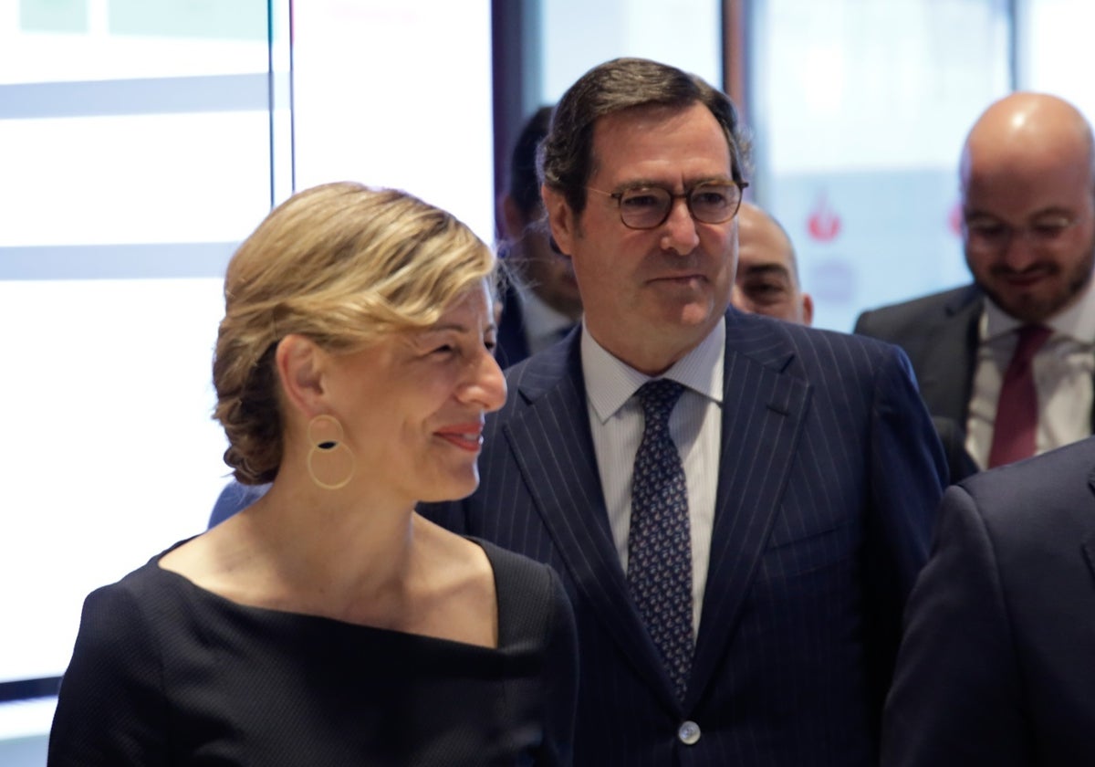 La vicepresidenta del Gobierno y ministra de Trabajo, Yolanda Díaz, y el presidente de CEOE, Antonio Garamendi
