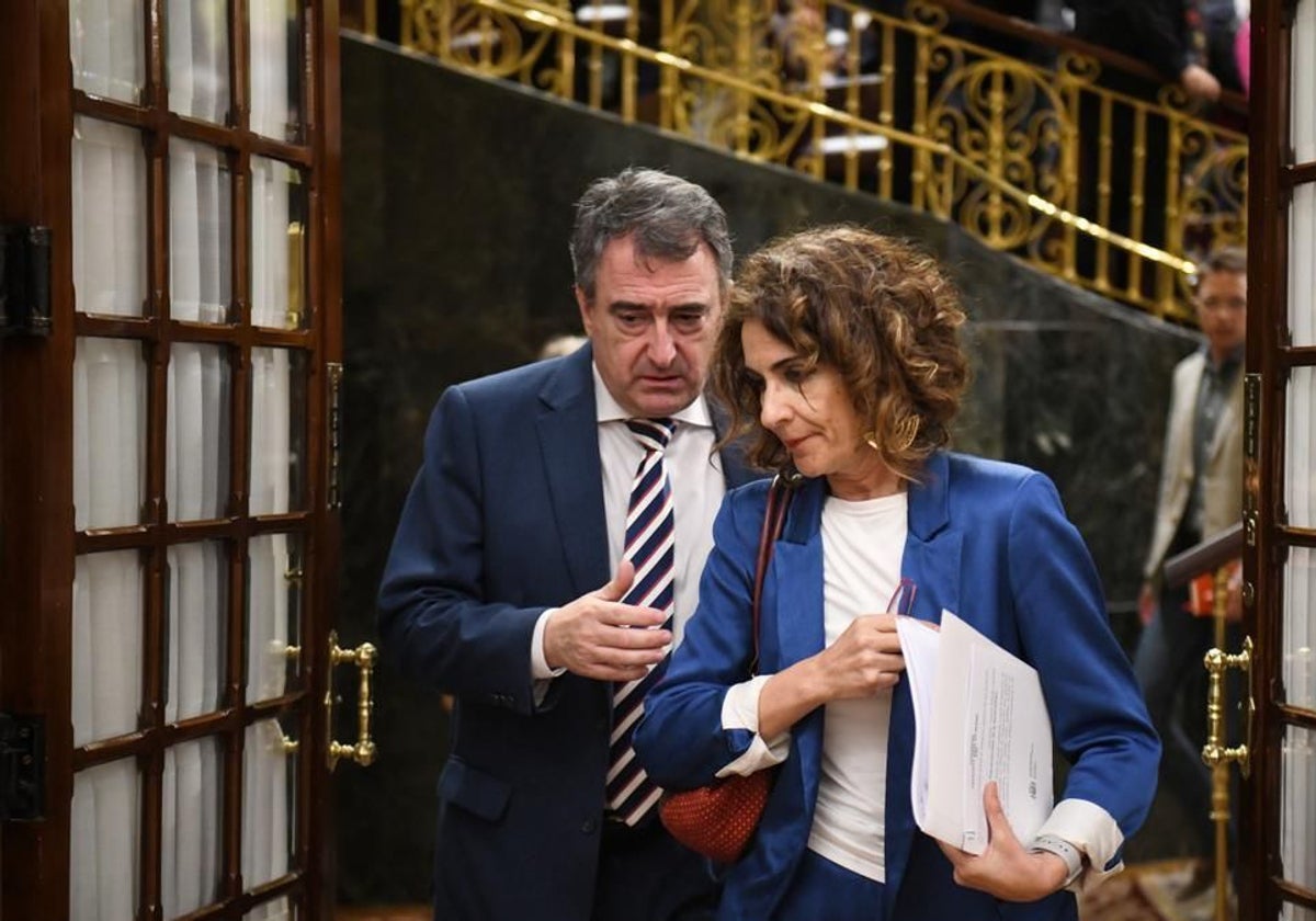 La ministra de Hacienda, María Jesús Montero, junto a Aitor Esteban (PNV) en el Congreso