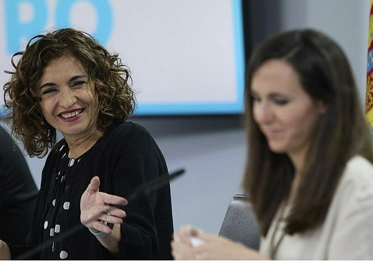 La ministra de Hacienda y la secretaria general de Podemos, Ione Belarra