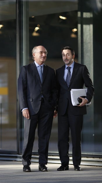 El presidente de Repsol, Antonio Brufau (izq.) y su consejero delegado, Josu Jon Imaz