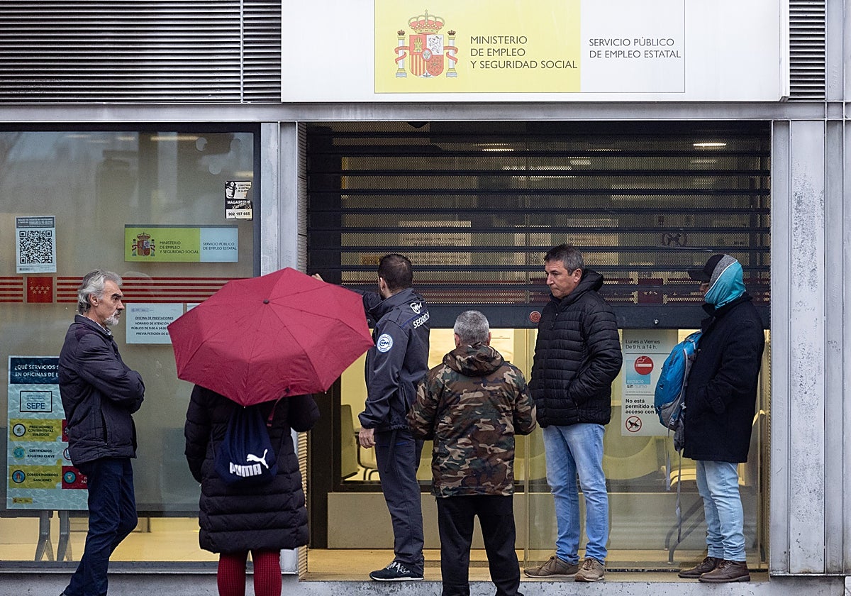 Varias personas esperan para entrar en una oficina del SEPE de Móstoles (Madrid)