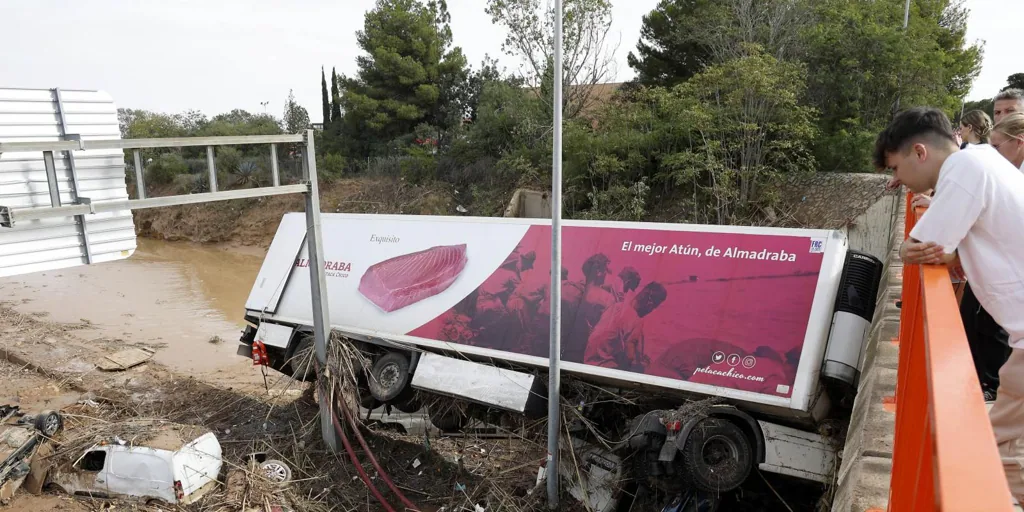 ATA avisa de que el Gobierno se ha olvidado de los transportistas que estaban  de paso  por Valencia en el paquete de ayudas por la DANA