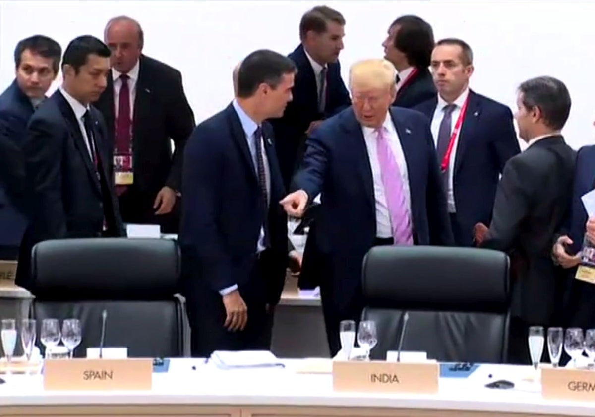 Momento en el que Trump, en 2019, indica a Sánchez que se siente cuando, tras estrechar su mano, el presidente español se disponía a entablar una conversación