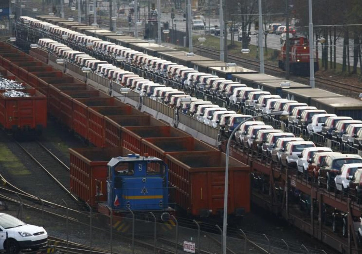 Vehículos salen de la fábrica de Ford en Colonia (Alemania)