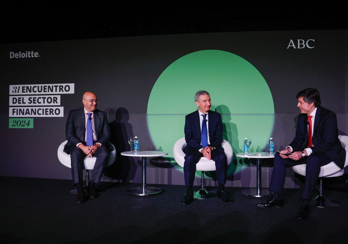 Eduardo Ruiz de Gordejuela (izq.), CEO de Kutxabank; Víctor Iglesias, CEO de Ibercaja; y José María Molina del Campo, socio de Deloitte