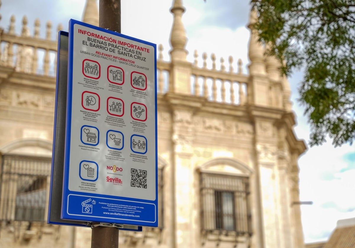 Un cartel informativo para turistas en el Barrio de Santa Cruz, Sevilla