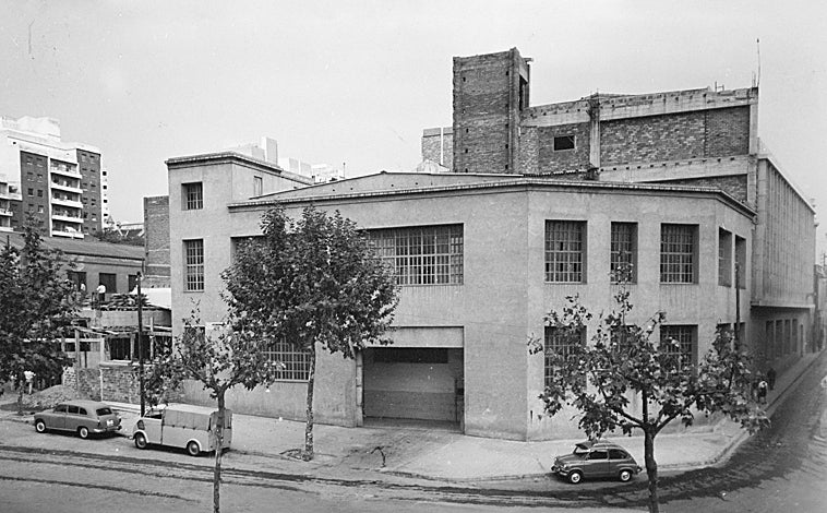 Imagen principal - Arriba, la fábrica de Lepant, donde se instalaron en 1957; abajo a la izquierda, dibujo impreso en envases de ColaCao y usado en publicidades; abajo a la derecha, histórico cartel publicitario de ColaCao del 'niño boxeador'
