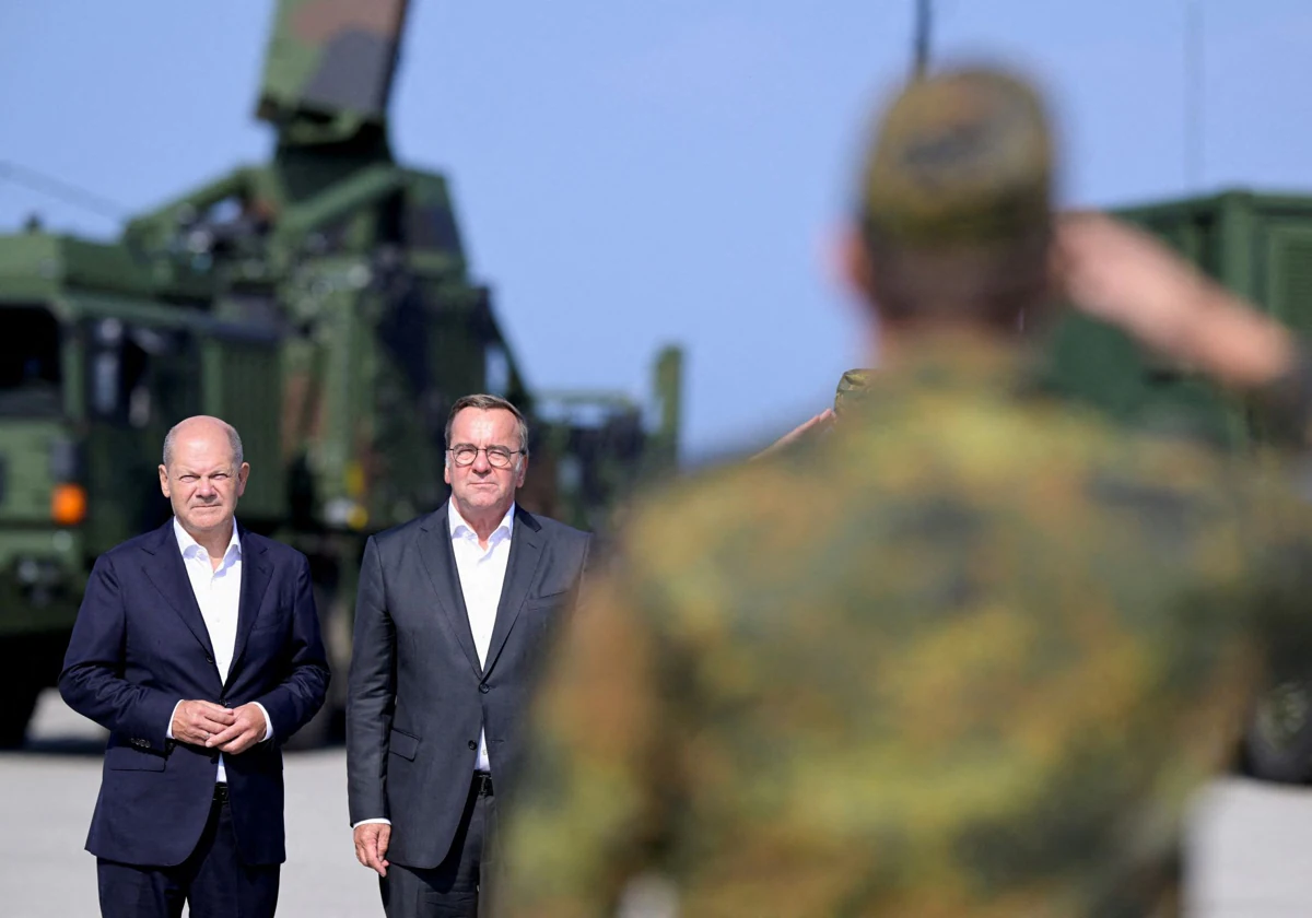 El canciller alemán, Olaf Scholz (izq.), y el ministro de Defensa alemán, Boris Pistorius