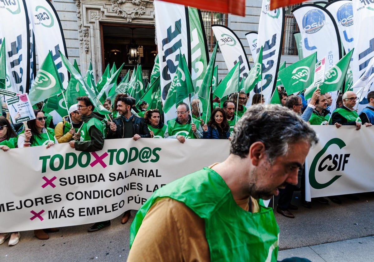 Manifestantes de CSIF durante la concentración frente al Ministerio de Hacienda