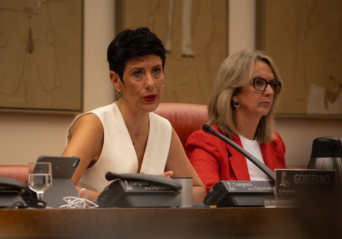 La ministra de Inclusión, Seguridad Social y Migraciones, Elma Saiz, y la diputada socialista y presidenta del Pacto de Toledo, Mercè Perea