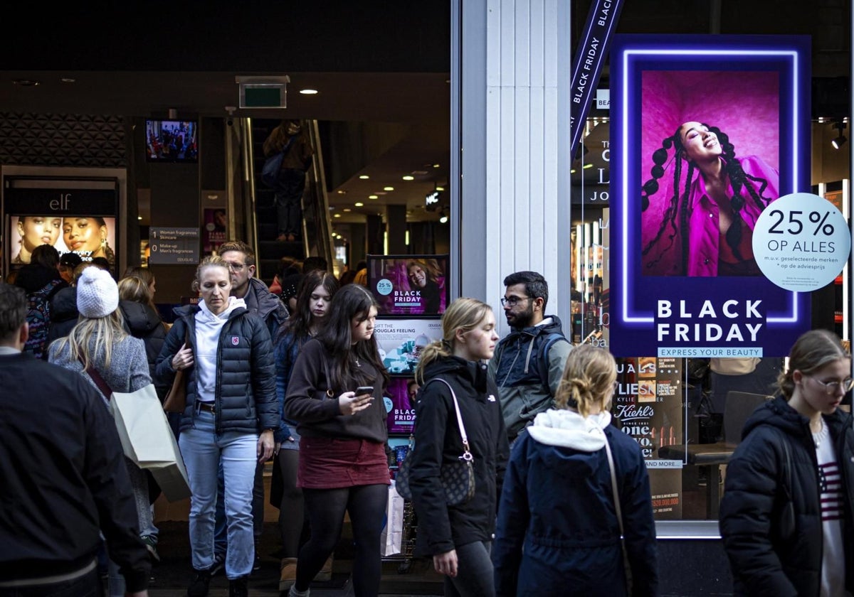 Clientes durante el Black Friday