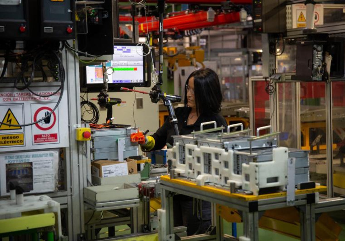 Una trabajadora en una planta de Nissan