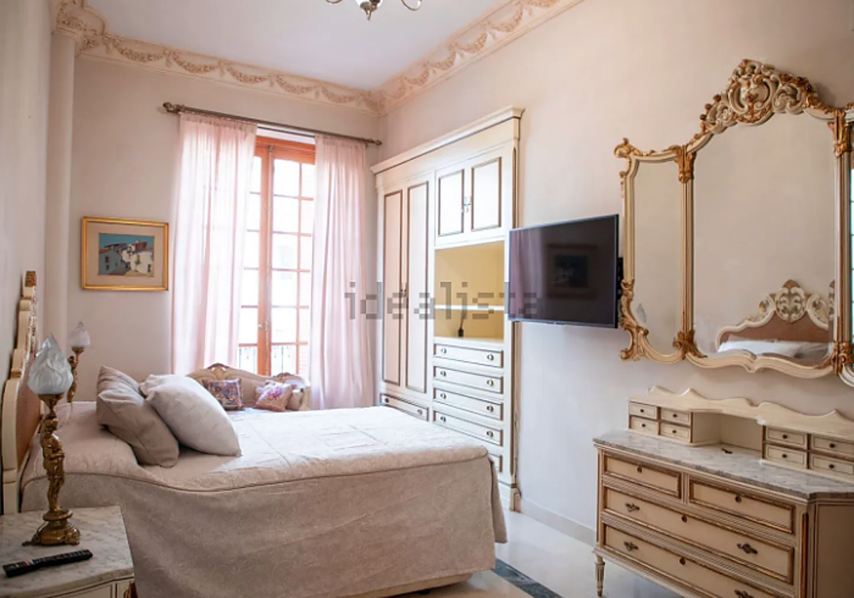 Una fotografía de uno de los cinco dormitorios del piso