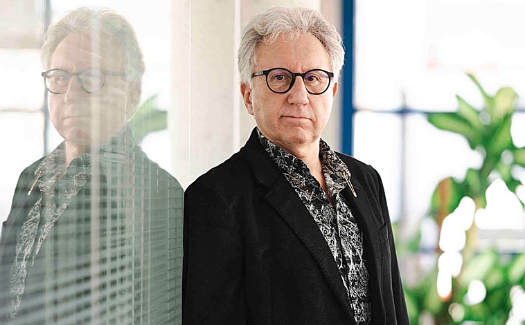 Imagen principal - En la primera foto, Francisco Prats Galino, actual consejero delegado y nieto del fundador. En las otras, la fábrica actual que Prats tiene en Madrid y una imagen promocional del negocio en 1924, el año de su fundación