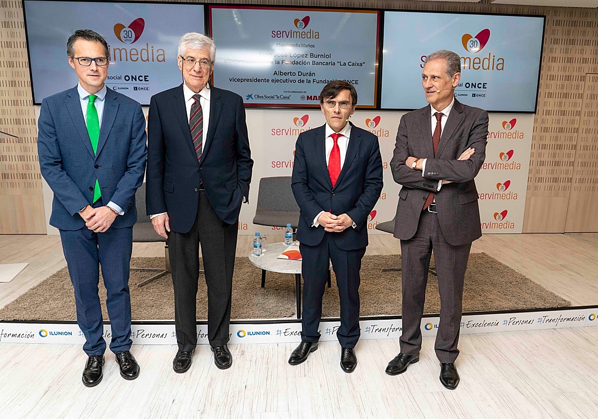 El dimitido vicepresidente de la Fundación la Caixa, Juan José López Burniol, el segundo por la izquierda