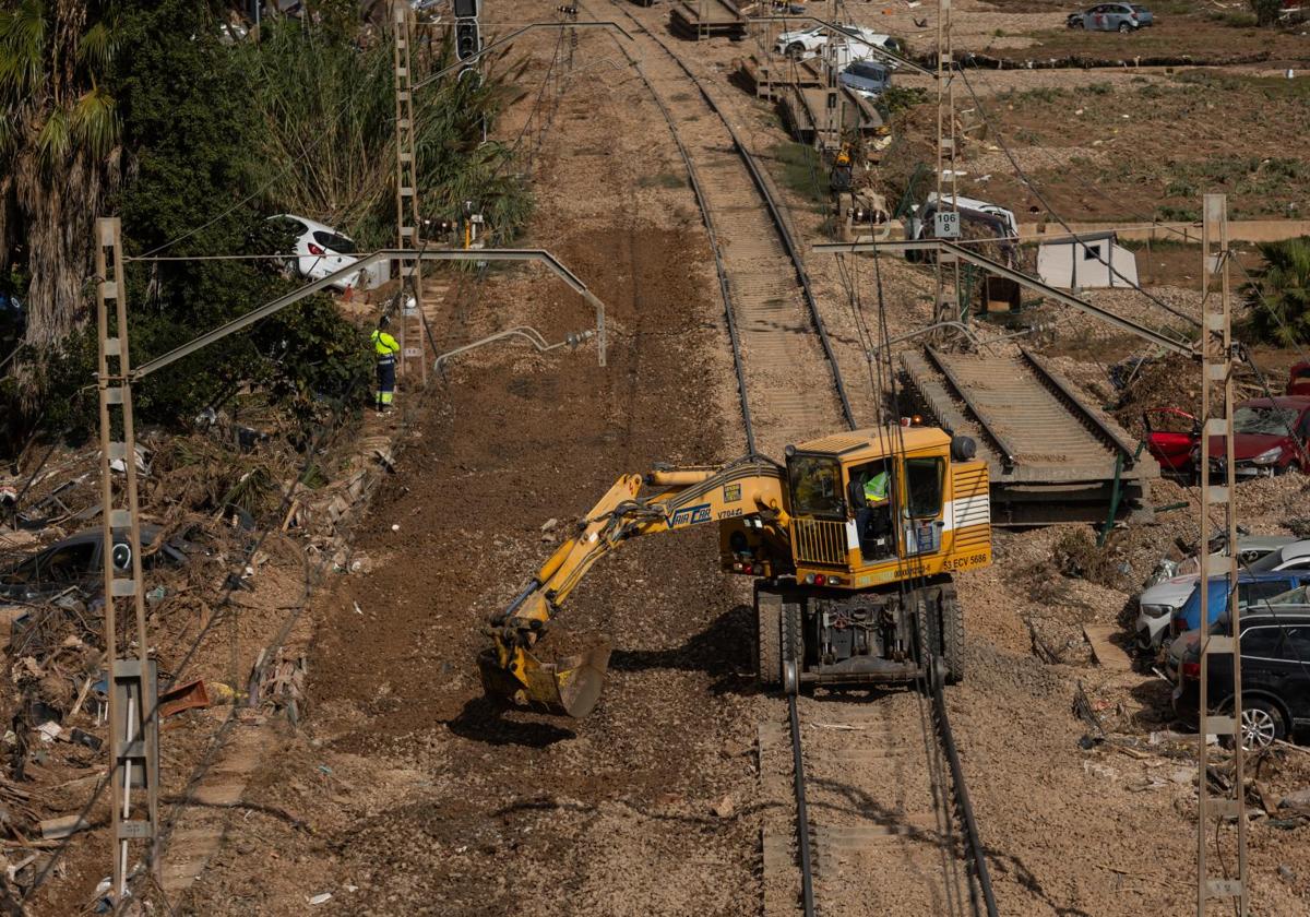 Una máquina trabaja en la reparación de las vías del tren de Alfafar (Valencia) tras la dana