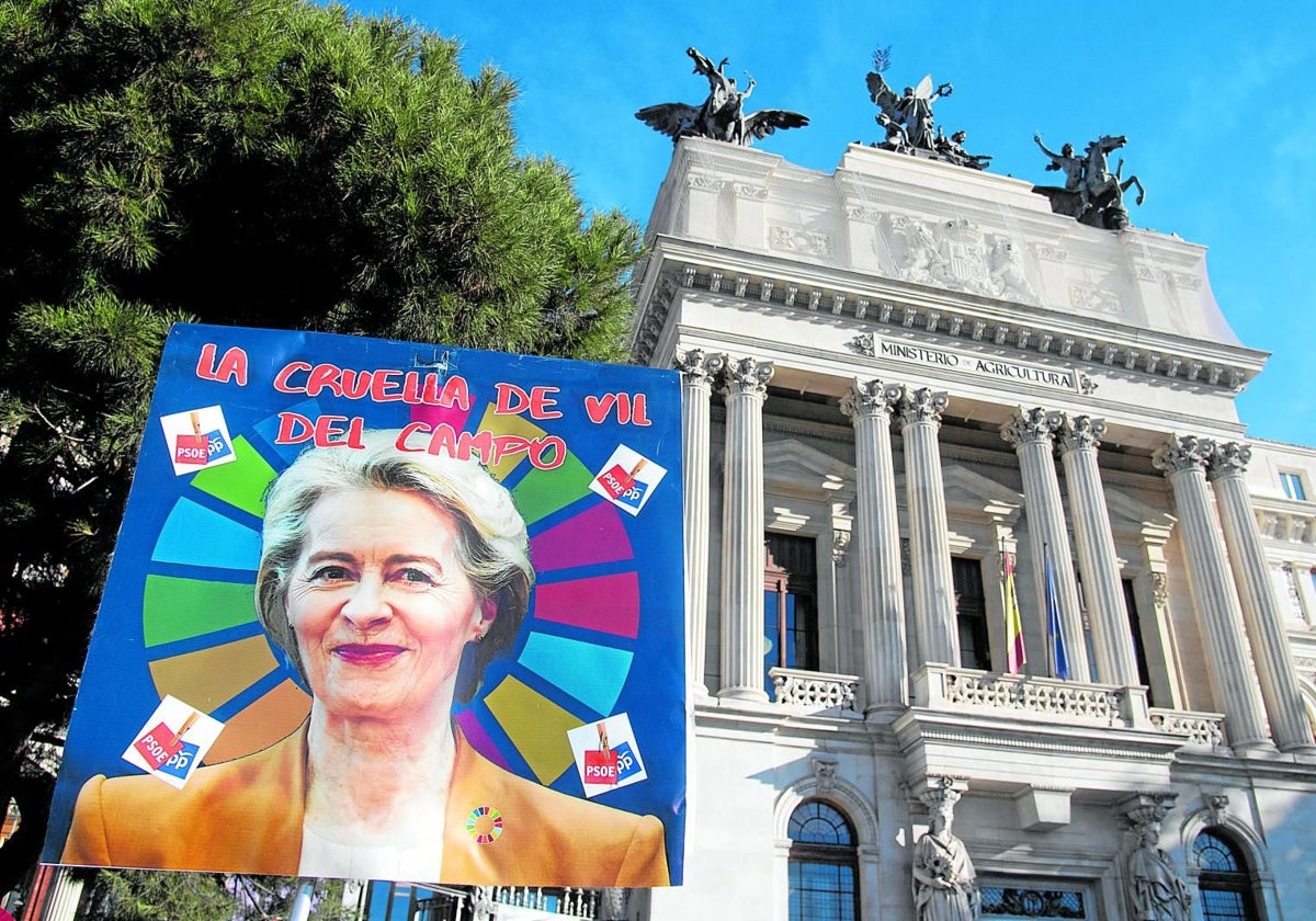 Un cartel contra la presidenta de la Comisión Europea, ayer en la protesta