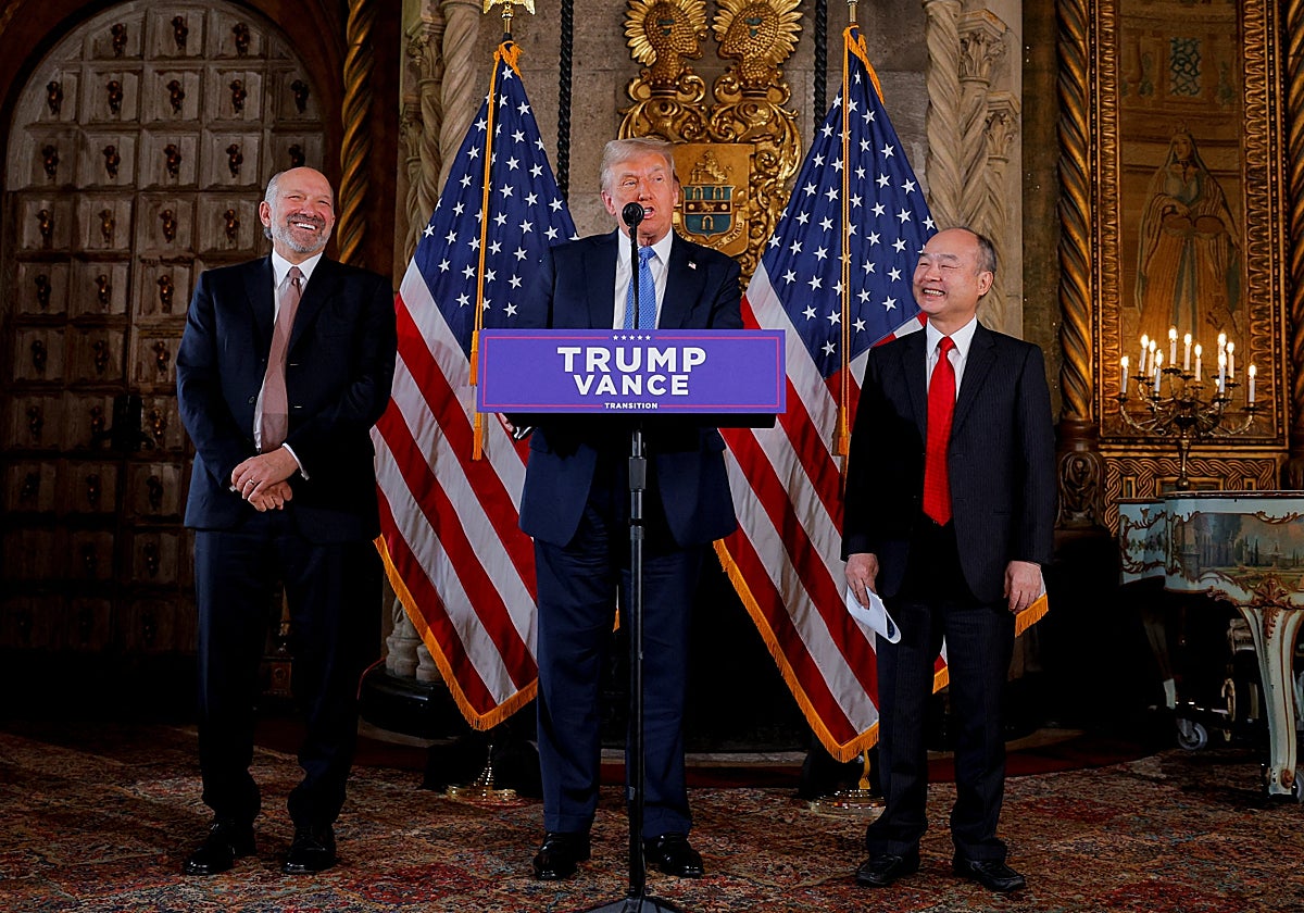 Donald Trump, con Masayoshi Son a su izquierda, en Mar-a-Lago