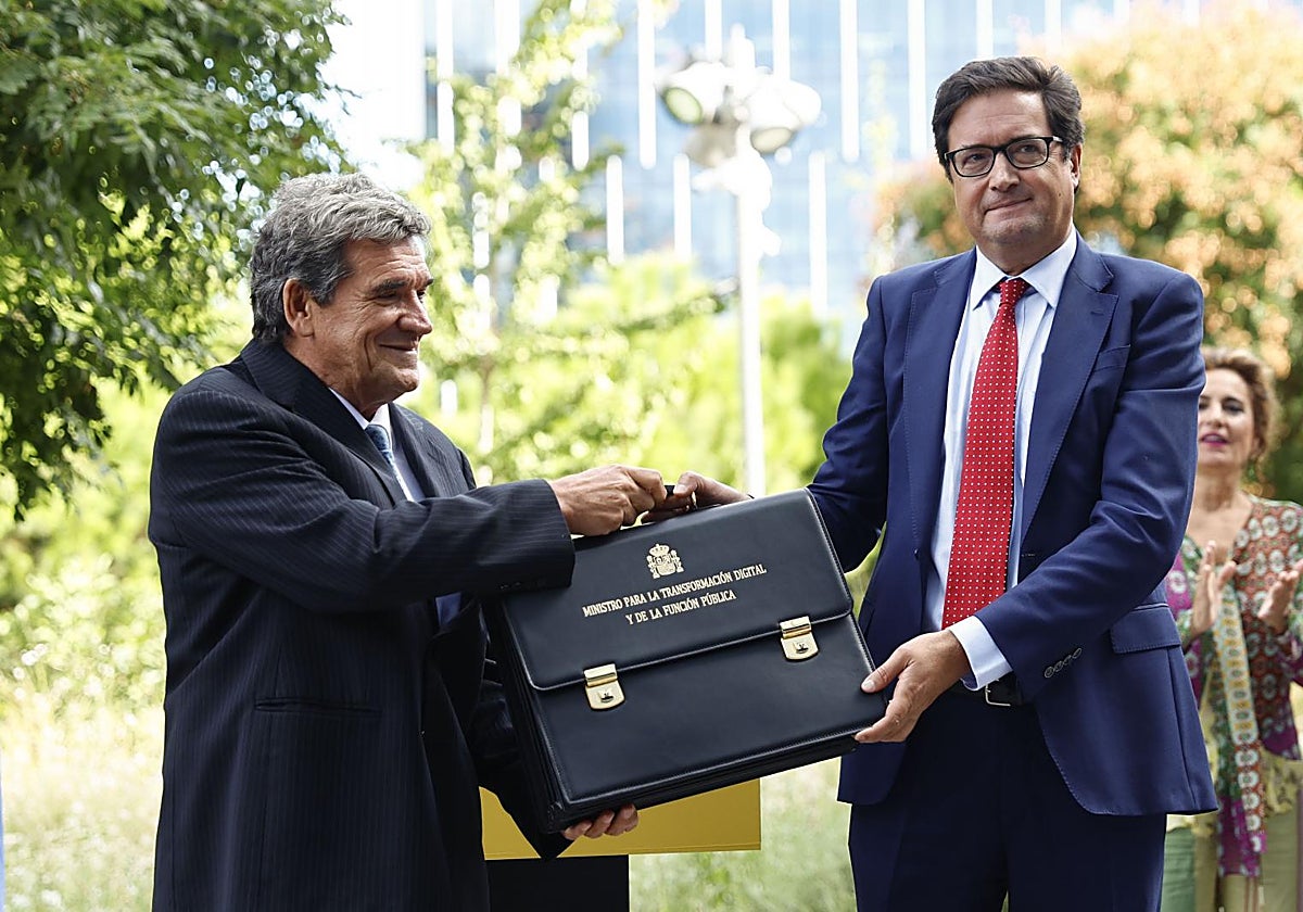 José Luis Escrivá entregó la cartera de Función Públicas a Óscar López