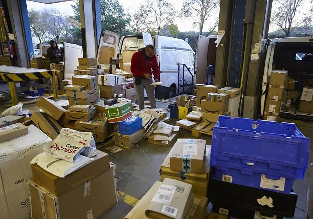 Acumulación de paquetes en una nave de Correos Express