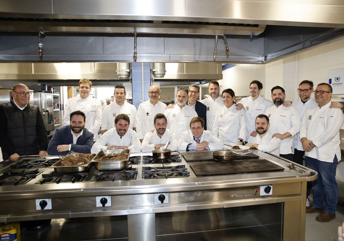 El alcalde de Madrid ha visitado la Fundación José María de Llanos, donde los alumnos de la Escuela de Hostelería del Sur junto a los chefs Miguel Ángel de la Cruz, Fernando del Cerro, Juanmi Carrasco, Fran Martínez, Kisko García, Javi Estévez, Miguel Carretero, Roberto Martínez, Rafa Centeno, Rocío Parra, Carlos Maldonado, Nacho Solana e Iván Cerdeño se han encargado de elaborar los menús