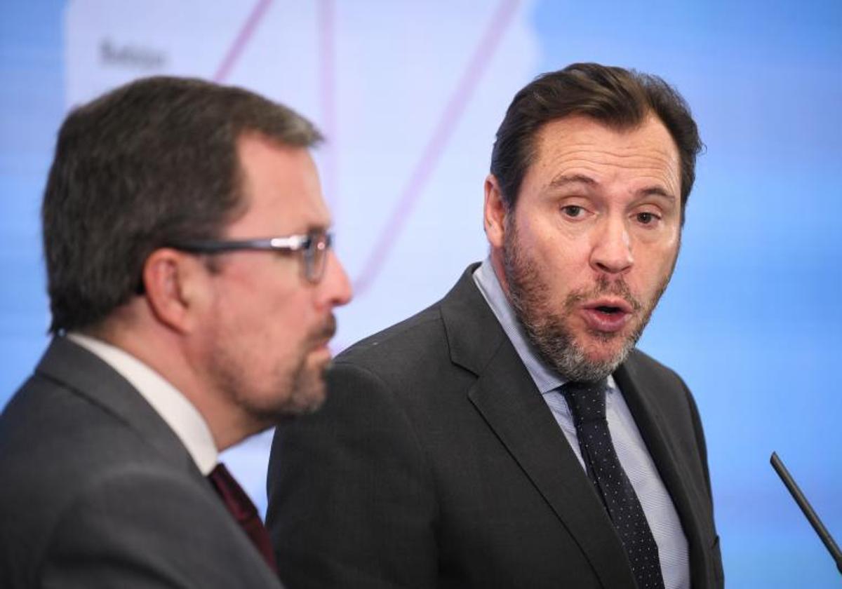 El presidente de Renfe, Raül Blanco (i), y el ministro de Transportes y Movilidad Sostenible, Óscar Puente (d)