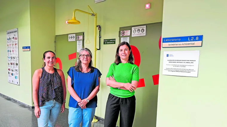 Above, image of the bioplastic obtained from the Pretenacc process from used oils. Below, image of the Pretenacc project research team. From left to right: Alba Pedrouso Fuentes, Anuska Mosquera Corral and Ángeles Val del Río, members of the Cretus center of the University of Santiago de Compostela