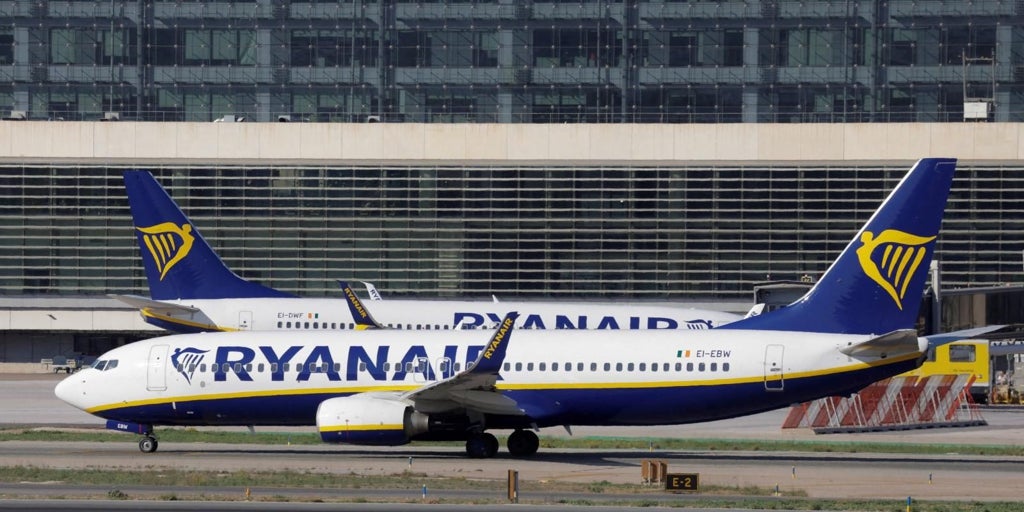 Ryanair cumple su amenaza contra Aena por la subida de tasas y suprime 800.000 plazas para España en verano