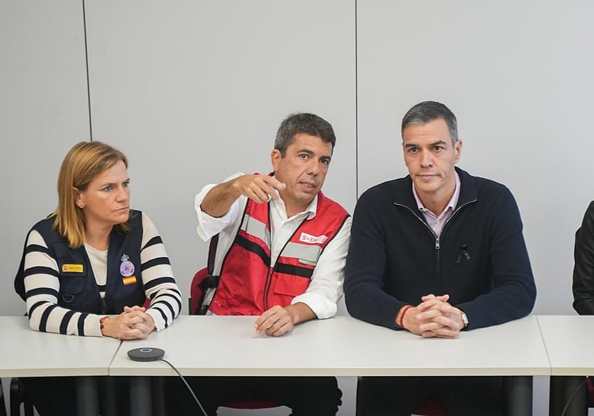 El presidente del Gobierno, Pedro Sánchez, junto al presidente valenciano, Carlos Mazón