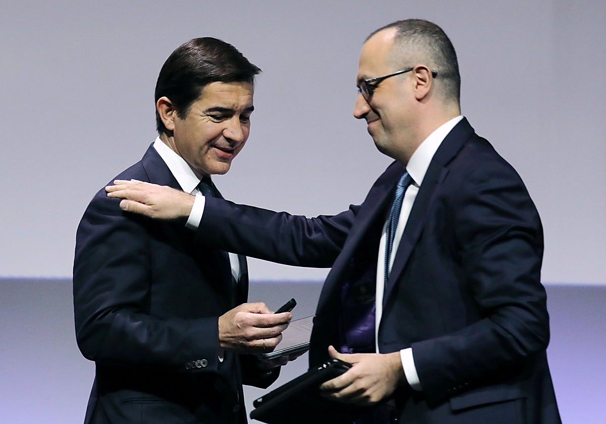 Carlos Torres (izq.), presidente de BBVA, y el consejero delegado, Onur Genç