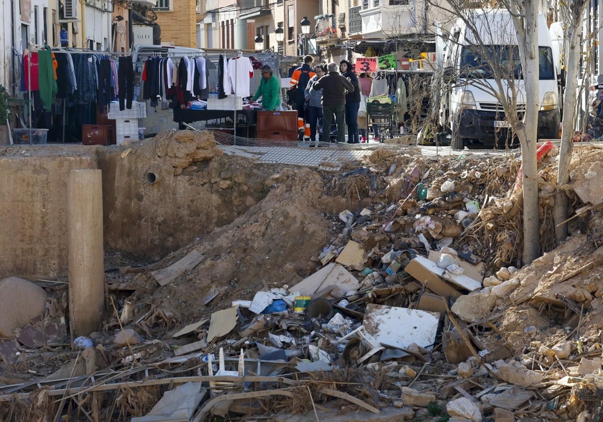 Situación de una calle de Paiporta (Valencia) a mediados de enero.