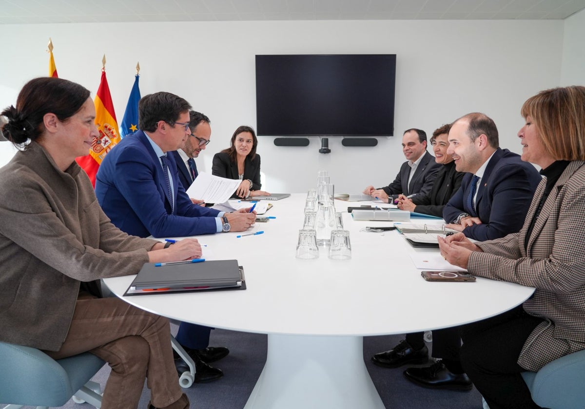 Reunión entre el ministro de Función Pública, Óscar López, y el conseller de Presidencia, Albert Dalmau