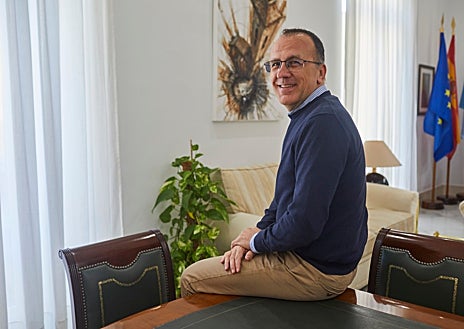 Imagen secundaria 1 - Mireia González, empresaria de la construcción; Enrique Huesco, alcalde de Navalmoral de la Mata; y Samuel Martín, restaurador hablan a ABC del perjuicio a toda la comarca que supondría el cerrojazo a la central