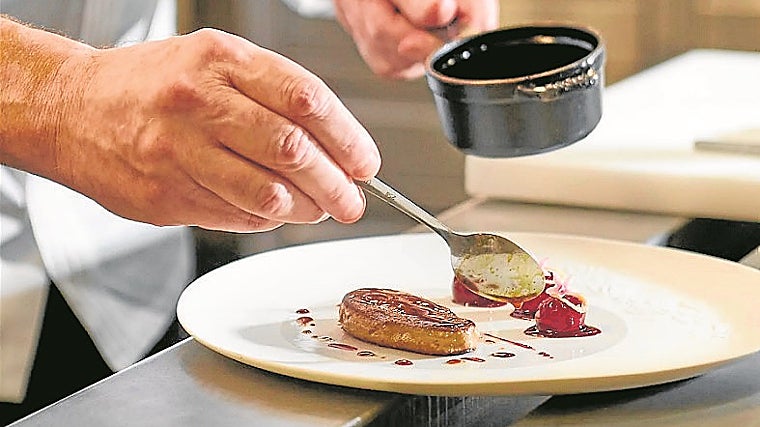 El reconocido chef Claude Le Tohic prepara un plato con el foie gras cultivado de Gourmey, que ha presentado la primera solicitud de autorización en Europa