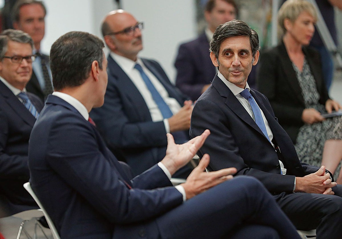 De espaldas, el presidente del Gobierno, Pedro Sánchez, junto al hasta ahora presidente de Telefónica, José María Álvarez-Pallete