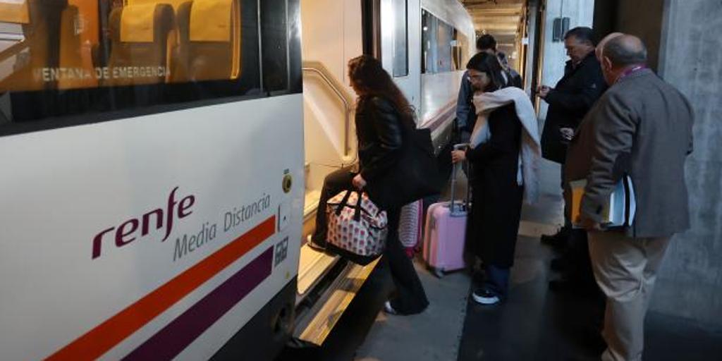 Renfe cesa las ayudas de los abonos para viajeros frecuentes de Cercanías y Media Distancia a partir de hoy por el decreto ómnibus