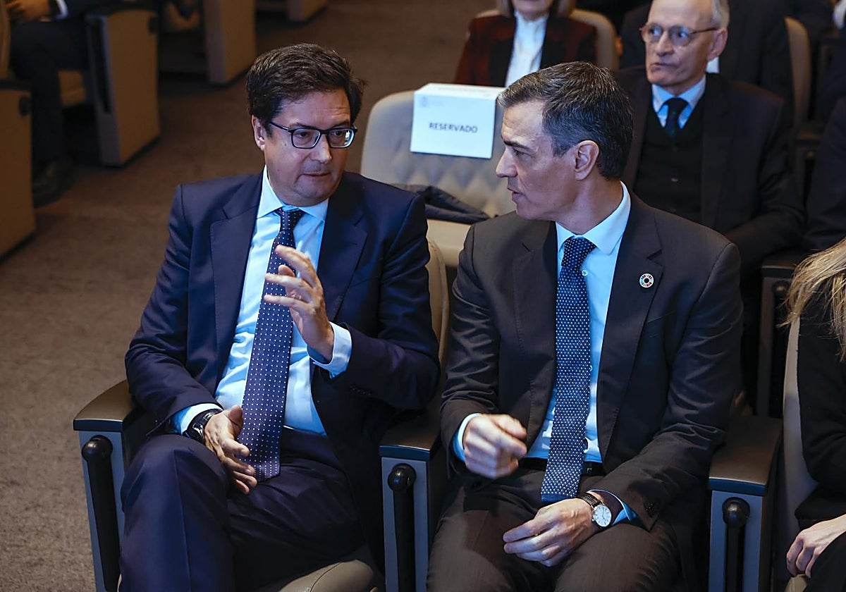 El presidente del Gobierno, Pedro Sánchez, charlando con el ministro Óscar López