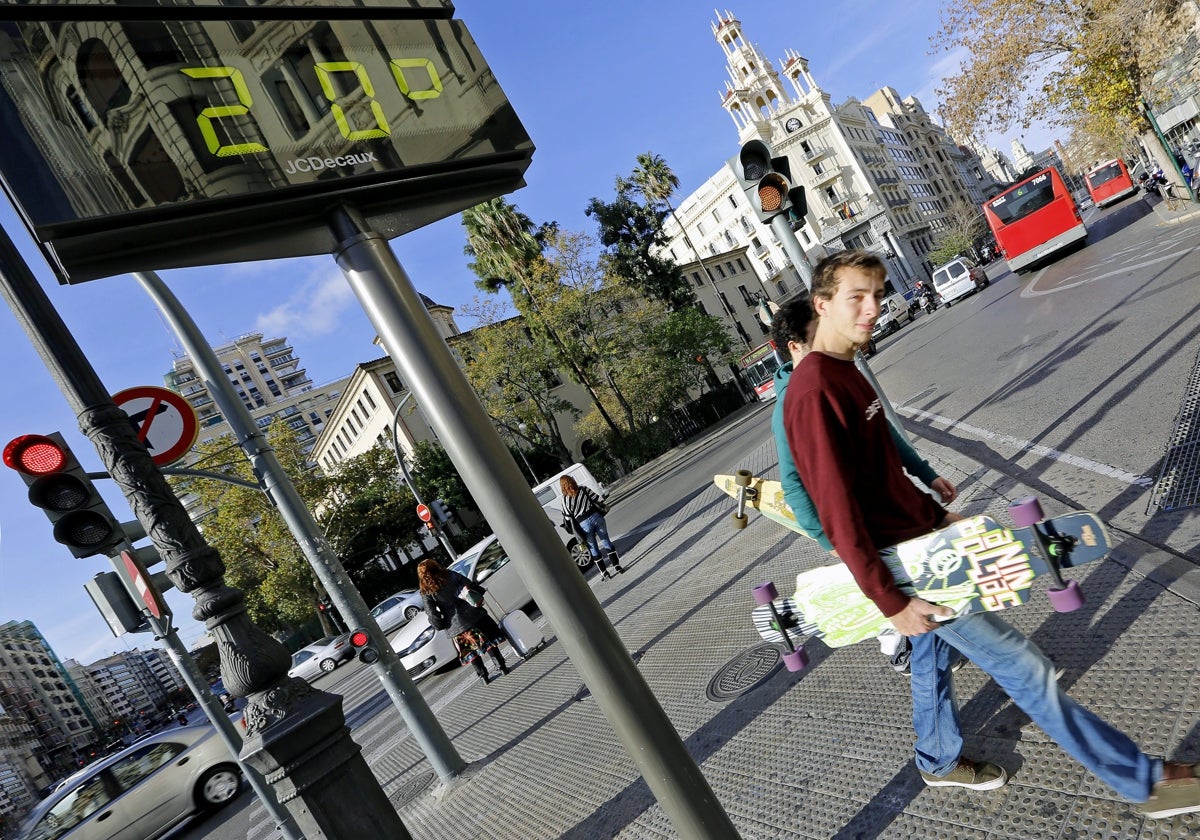 Un joven cruza por una calle de Valencia