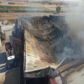 Incendio de la nave de jamones de Hinojosa del Duque, en Córdoba