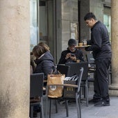 Un camarero atiende a un cliente en una terraza de Teruel