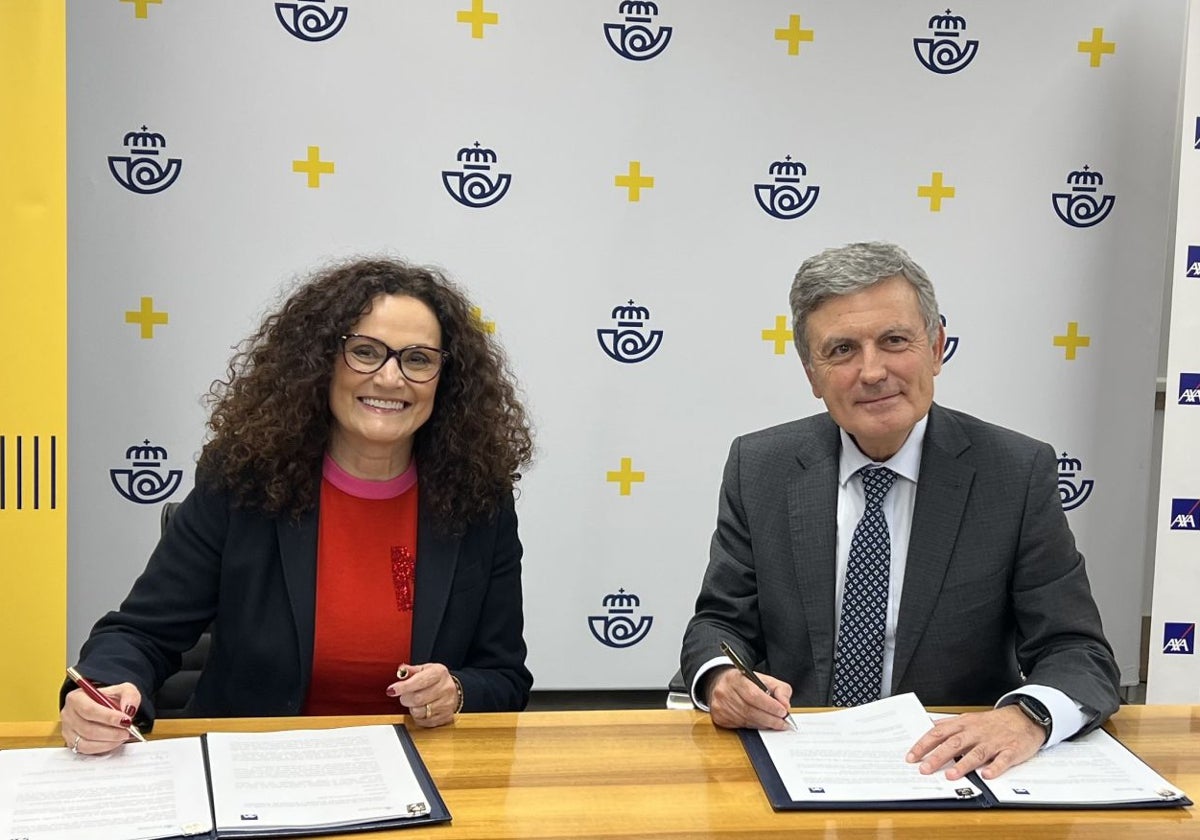 Olga Sánchez, consejera delegado de AXA España, y Pedro Saura, presidente de Correos